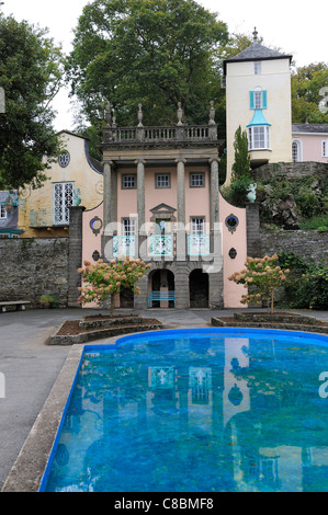 Una piscina con fontana design italienate portmeirion resort GALLES Foto Stock