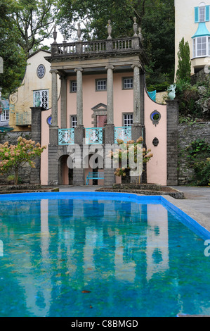 Una piscina con fontana design italienate portmeirion resort GALLES Foto Stock