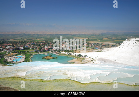 PAMUKKALE, Turchia. Una vista in elevazione al di sopra del sito Patrimonio Mondiale dell'UNESCO, con la città di seguito. 2011. Foto Stock