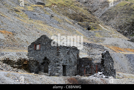 Ha rovinato la costruzione presso il sito abbandonato di Cwmystwyth miniera di piombo, Ceredigion, Galles, Europa Foto Stock