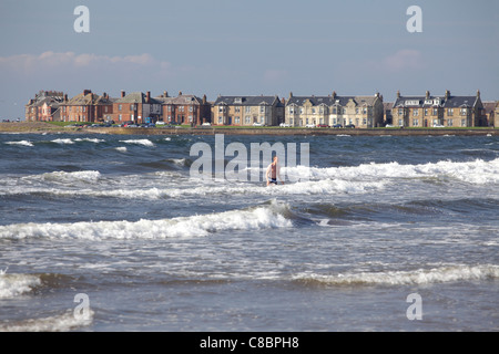 Un uomo la balneazione in mare a sud spiaggia della località balneare di Troon a Ayrshire, in Scozia, Regno Unito Foto Stock