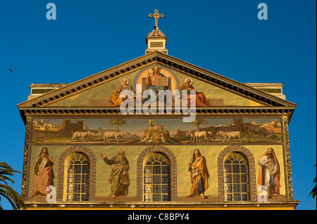 La facciata della Basilica di San Paolo fuori le mura a Roma, Italia Foto Stock