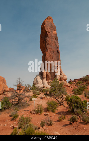 Dark Angel è una guglia in pietra arenaria in Arches National Park nello Utah Stati Uniti d'America Foto Stock