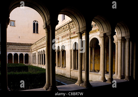 Chiostro della Basilica di San Paolo fuori le mura a Roma, Italia Foto Stock