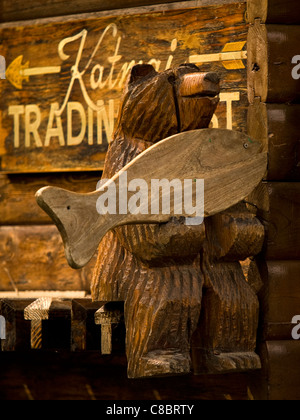 Intaglio del legno di un orso bruno con un pesce a Katmai National Park USA Foto Stock