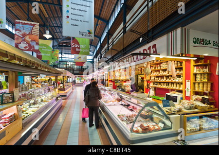 Al mercato al coperto Les Halles, Bayonne (Baiona), la costa basca, Francia meridionale Foto Stock