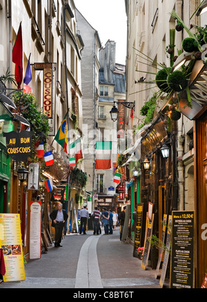 I ristoranti e i negozi di Rue Xavier Privas in St Severin area del Quartiere Latino di Parigi, Francia Foto Stock