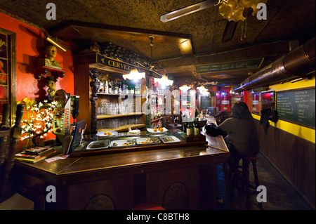 Il Tapas bar di notte nel centro della città di Saragozza in Aragona, Spagna Foto Stock