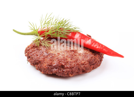 Pan fried hamburger patty e peperoncino rosso Foto Stock