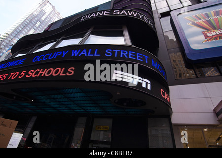 "Occupare WALL STREET MOVIMENTO VA IN TUTTO IL MONDO' scrawls attraverso la ABC News edificio in Times Square a New York. Ottobre 15, 2011 Foto Stock