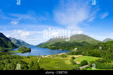 Loch Shiel con Glenfinnan (monumento commemorativo del 1745 Giacobita Rising) in primo piano, Glenfinnan, Scotland, Regno Unito Foto Stock