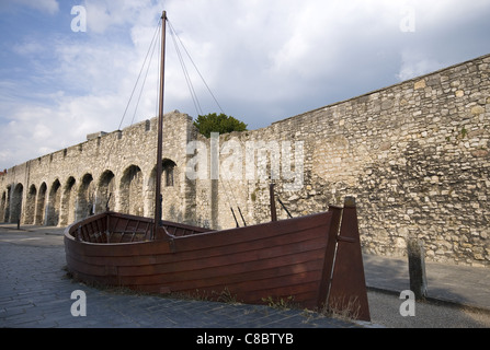 Le vecchie mura della città su Western Esplanade, Città Vecchia, Southampton, Hampshire, Inghilterra, Regno Unito Foto Stock