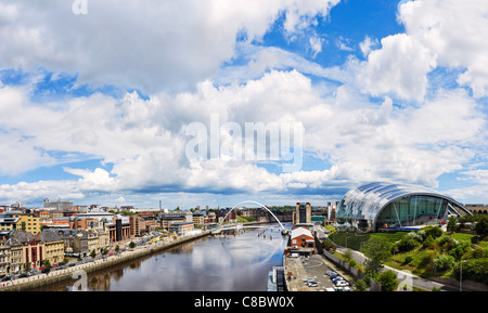 Il Millennium Bridge, Quayside e Sage Gateshead dal Tyne Bridge, Gatesehead, Tyne and Wear, Regno Unito Foto Stock