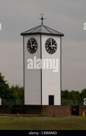 La famosa torre dell'orologio sulla gamma Stickledown presso la National Rifle Association, Bisley, Surrey, Regno Unito Foto Stock