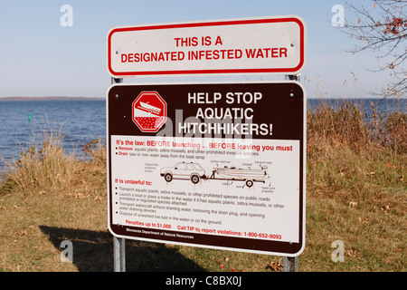 Un segno su Mille Lacs Lake in Minnesota avvertimento di specie invasive. Foto Stock