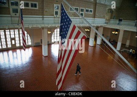 Bandiera degli Stati Uniti pende sopra la sala grande a Ellis Island Museo di immigrazione Foto Stock