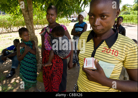 HIV/AIDS paziente con anti-retrovirali arte di trattamento in una clinica di AIDS a Quelimane Mozambico Foto Stock