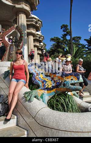 Gaudi drago mosaico fontana, Parco Guell, quartiere di Gràcia, Barcellona, provincia di Barcelona, Catalogna, Spagna Foto Stock