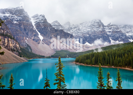 Il Moraine Lake. Il Parco Nazionale di Banff. Lo stato di Alberta. Canada, Ottobre 2011 Foto Stock