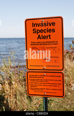 Un segno su Mille Lacs Lake in Minnesota avvertimento di specie invasive. Foto Stock