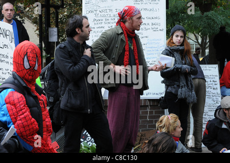 L'occupare Toronto movimento di protesta, gli altoparlanti non identificato, dimostranti presso la tendopoli St. James Park Toronto, 18 ottobre 2011. Foto Stock