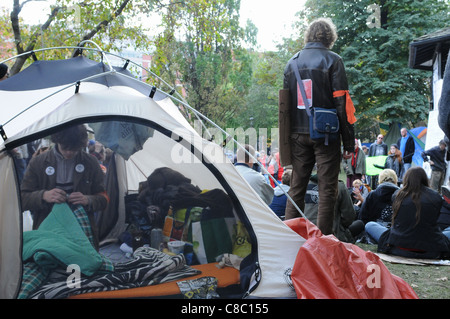 L'occupare Toronto movimento di protesta, non identificato dimostranti presso la tendopoli St. James Park Toronto, 18 ottobre 2011. Foto Stock