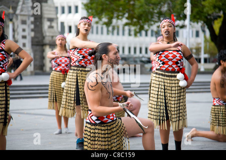 La compagnia di ballo Maori si esibisce in Cathedral Square, Christchurch, Canterbury, nuova Zelanda Foto Stock
