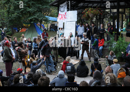 L'occupare Toronto movimento di protesta, non identificato dimostranti presso la tendopoli St. James Park Toronto, 18 ottobre 2011. Foto Stock