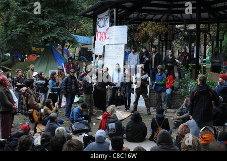 L'occupare Toronto movimento di protesta, non identificato dimostranti presso la tendopoli St. James Park Toronto, 18 ottobre 2011. Foto Stock