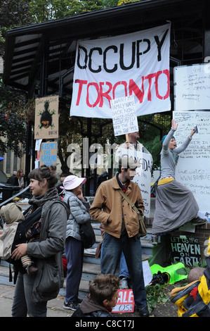 L'occupare Toronto movimento di protesta, non identificato dimostranti presso la tendopoli St. James Park Toronto, 18 ottobre 2011. Foto Stock