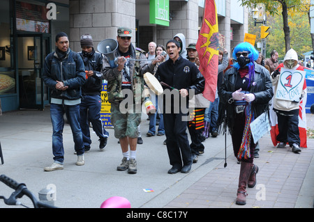 L'occupare Toronto movimento di protesta, non identificato le Prime Nazioni dimostranti nel centro cittadino di Toronto, 18 ottobre 2011. Foto Stock