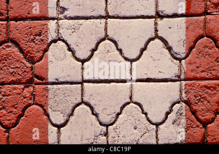 Frammento di parete costruita di mattoni intresting. Sfondo architettonico. Foto Stock