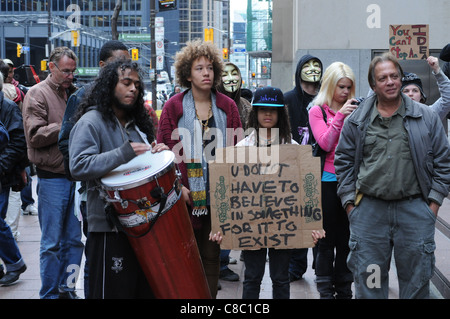 L'occupare Toronto movimento di protesta, dimostranti non identificato nel centro cittadino di Toronto, 18 ottobre 2011. Foto Stock