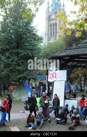 L'occupare Toronto movimento di protesta, non identificato dimostranti presso la tendopoli, St. James Park Toronto, 18 ottobre 2011. Foto Stock