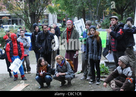 L'occupare Toronto movimento di protesta, non identificato dimostranti presso la tendopoli, St. James Park Toronto, 18 ottobre 2011. Foto Stock