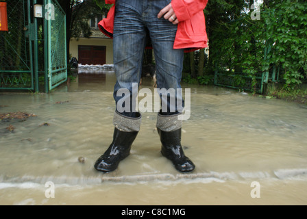 I giovani alla ricerca di host sulla strada invaso dall'acqua proviene dal fiume Jasiolka durante la seconda alluvione in Polonia nel 2010. Foto Stock