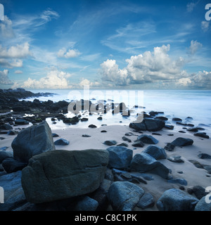 Vista della spiaggia a Singh cape. Isola di Phuket, Tailandia. Una lunga esposizione shot. Foto Stock