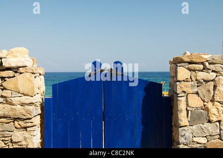 Paradiso concetto chiuso, blu cancelli del mar Egeo sono legati Foto Stock