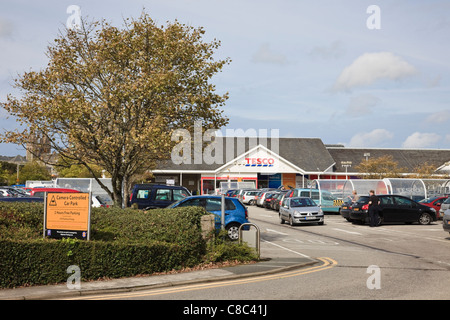 Negozio Tesco con vetture parcheggiate nel parcheggio. Truro, Cornwall, Inghilterra, Regno Unito, Gran Bretagna. Foto Stock