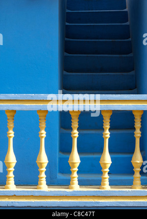 Colorato di blu e giallo indian village casa dettaglio. Mostra le scale e balaustra. Andhra Pradesh. India Foto Stock