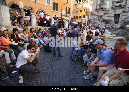 I turisti intorno alla fontana di Trevi a Roma, Italia. Foto Stock