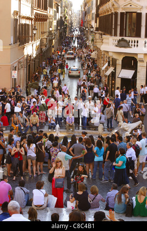 La vista giù per via Condotti dalla Piazza di Spanga in Roma, Italia. Foto Stock