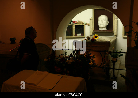 Tomba di italiano dittatore fascista Benito Mussolini nel Mussolini famiglia cripta nel cimitero di Predappio, Italia. Foto Stock