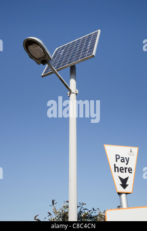 Inghilterra, Regno Unito, Gran Bretagna. Close-up di un pannello solare su un solare i biglietti per il parcheggio della macchina e la luce della lampada in un parcheggio Foto Stock