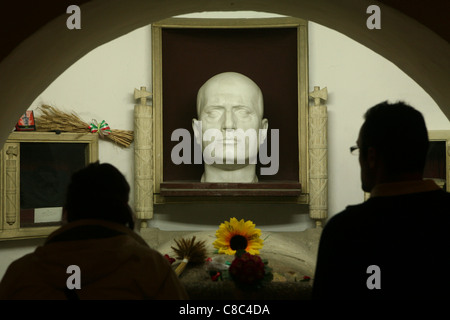 Tomba di italiano dittatore fascista Benito Mussolini nel Mussolini famiglia cripta nel cimitero di Predappio, Italia. Foto Stock