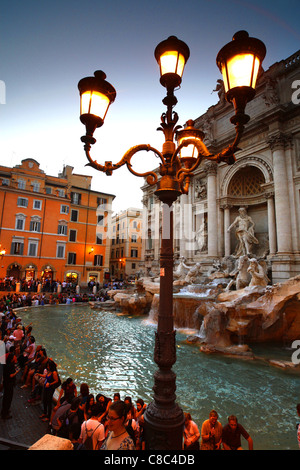 I turisti intorno alla fontana di Trevi a Roma, Italia. Foto Stock