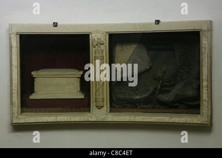 Gli effetti personali di Benito Mussolini accanto alla sua tomba nella Mussolini famiglia cripta nel cimitero di Predappio, Italia. Foto Stock