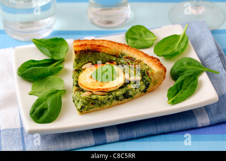 Quiche con zucchine, spinaci e formaggio di capra. Ricetta disponibile. Foto Stock