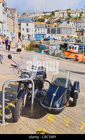 Royal Enfield Bullet 350 moto e side-car in porto settingh Foto Stock