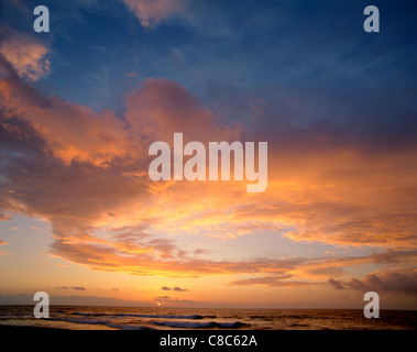 Tramonto sul mare, alle Maldive Foto Stock